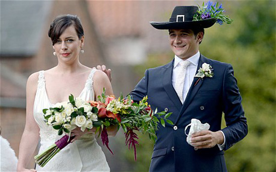 فضيحة: كاميرون نائم بفراش شقيقة زوجته وحقيبته بلا حراسة! صورة رقم 2