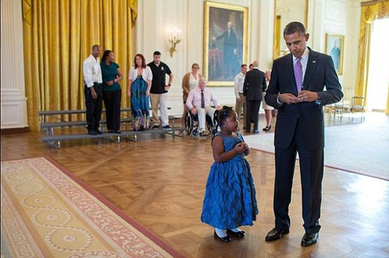 أوباما يكتب مذكرة لمعلمة طفلة تغيبت عن المدرسة لتزوره في البيت الابيض صورة رقم 2