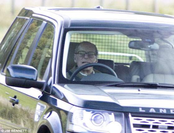 ملكة بريطانيا تقود سيارتها الخاصة بنفسها خلال تنقلها في اسكتلندا صورة رقم 2 ملكة بريطانيا تقود سيارتها الخاصة بنفسها خلال تنقلها في اسكتلندا صورة رقم 2