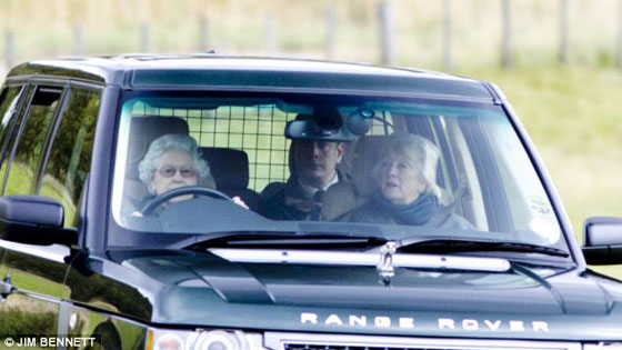 ملكة بريطانيا تقود سيارتها الخاصة بنفسها خلال تنقلها في اسكتلندا صورة رقم 4 ملكة بريطانيا تقود سيارتها الخاصة بنفسها خلال تنقلها في اسكتلندا صورة رقم 4