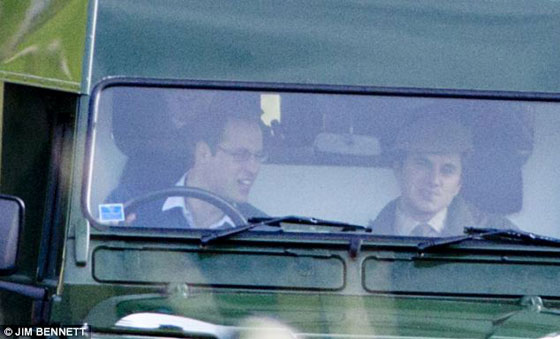 ملكة بريطانيا تقود سيارتها الخاصة بنفسها خلال تنقلها في اسكتلندا صورة رقم 7 ملكة بريطانيا تقود سيارتها الخاصة بنفسها خلال تنقلها في اسكتلندا صورة رقم 7