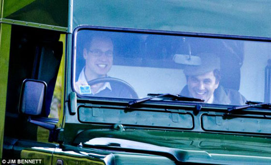 ملكة بريطانيا تقود سيارتها الخاصة بنفسها خلال تنقلها في اسكتلندا صورة رقم 8 ملكة بريطانيا تقود سيارتها الخاصة بنفسها خلال تنقلها في اسكتلندا صورة رقم 8