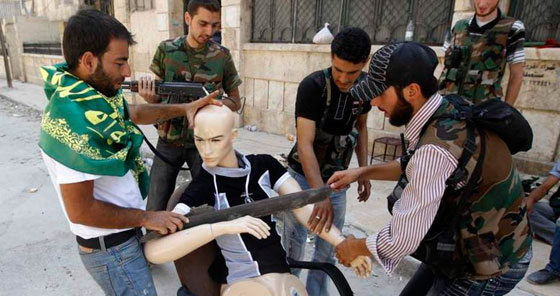 بالصور: المانيكان.. مقاتل غير شكل يدخل المعارك في سوريا! صورة رقم 1