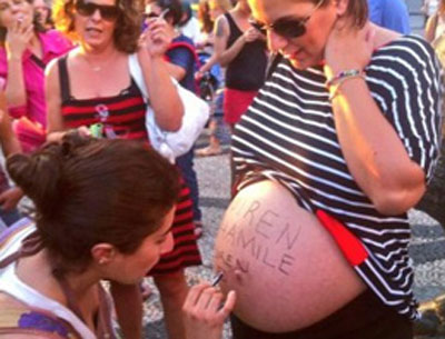 عاريات البطون يتظاهرن في تركيا احتجاجا على فتوى صورة رقم 1 عاريات البطون يتظاهرن في تركيا احتجاجا على فتوى صورة رقم 1