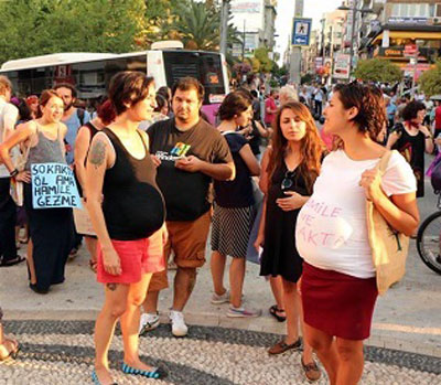 عاريات البطون يتظاهرن في تركيا احتجاجا على فتوى صورة رقم 2 عاريات البطون يتظاهرن في تركيا احتجاجا على فتوى صورة رقم 2