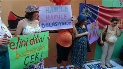 عاريات البطون يتظاهرن في تركيا احتجاجا على فتوى صورة رقم 3 عاريات البطون يتظاهرن في تركيا احتجاجا على فتوى صورة رقم 3