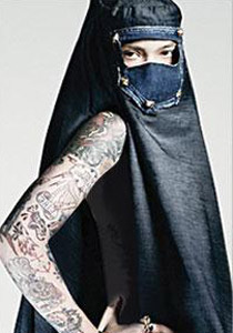 صورة لفتاة شبه منزوعة مع برقع تثير موجة غضب! صورة رقم 1