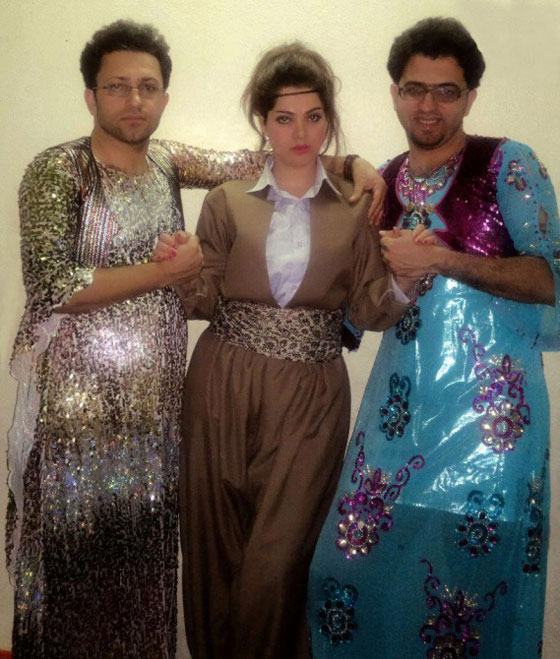 رجال أكراد بلباس نسائية يتظاهرون ضد النظام الايراني صورة رقم 3