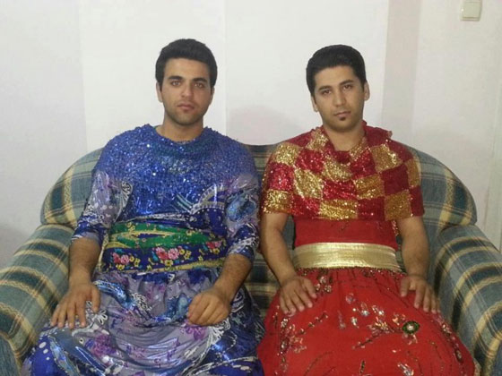 رجال أكراد بلباس نسائية يتظاهرون ضد النظام الايراني صورة رقم 7