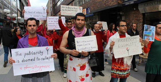 رجال أكراد بلباس نسائية يتظاهرون ضد النظام الايراني صورة رقم 8