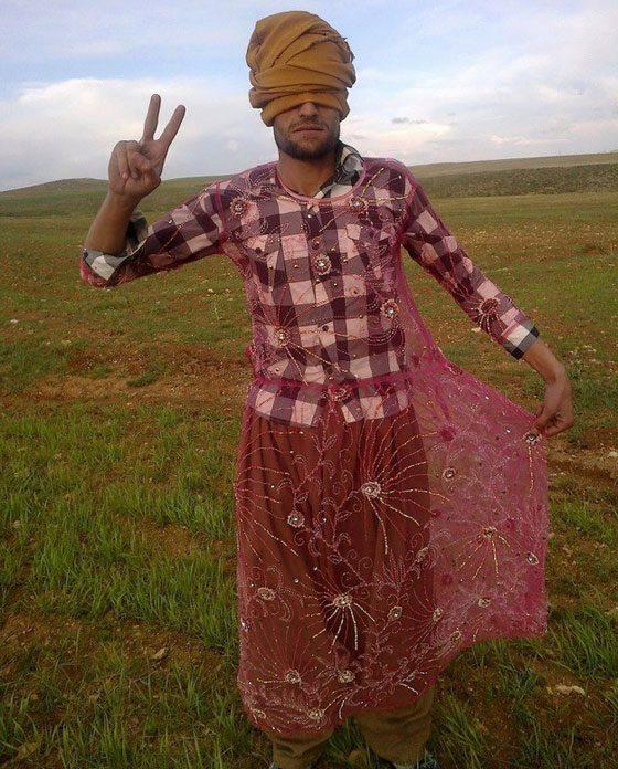 رجال أكراد بلباس نسائية يتظاهرون ضد النظام الايراني صورة رقم 10