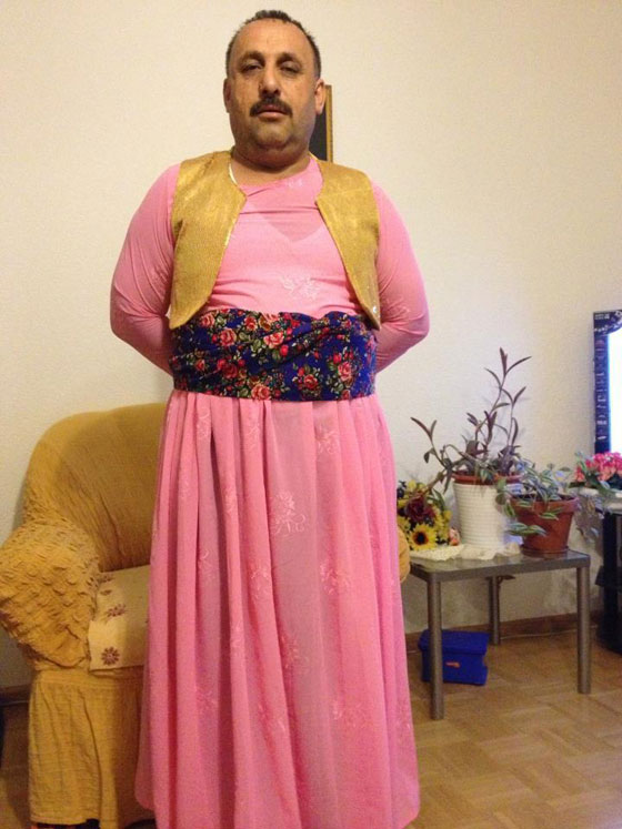 رجال أكراد بلباس نسائية يتظاهرون ضد النظام الايراني صورة رقم 14