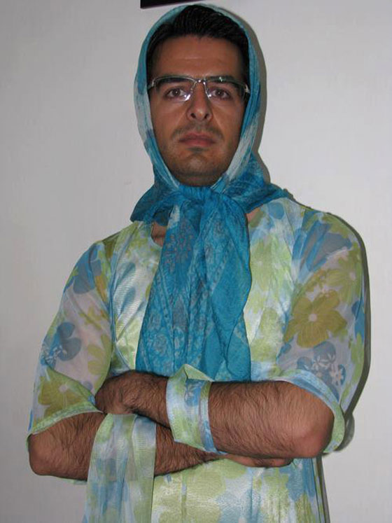 رجال أكراد بلباس نسائية يتظاهرون ضد النظام الايراني صورة رقم 15