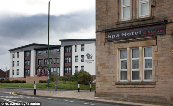 جيران يحتجون على افتتاح نادي نوع في حيهم مقابل المدرسة صورة رقم 3