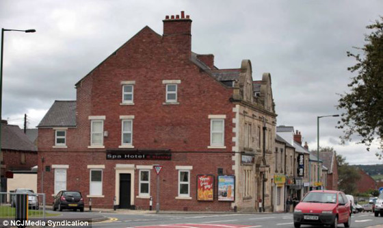 جيران يحتجون على افتتاح نادي نوع في حيهم مقابل المدرسة صورة رقم 2