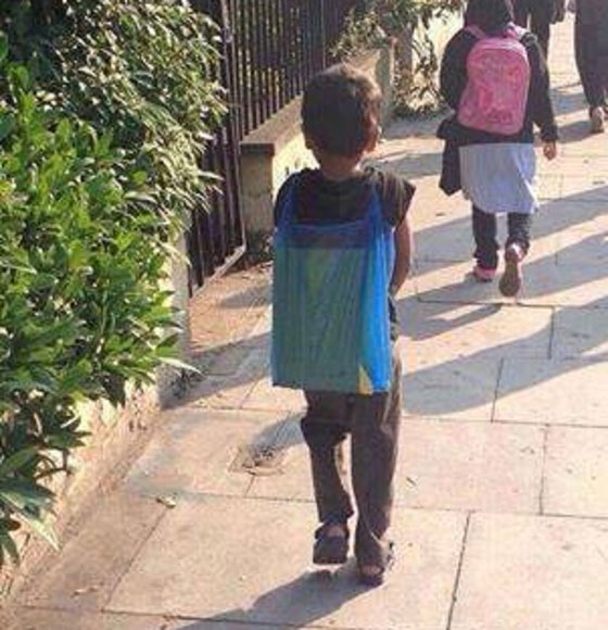 اكثر صورة مؤلمة في مصر لطفل يحمل كتبه بكيس على ظهره!  صورة رقم 1