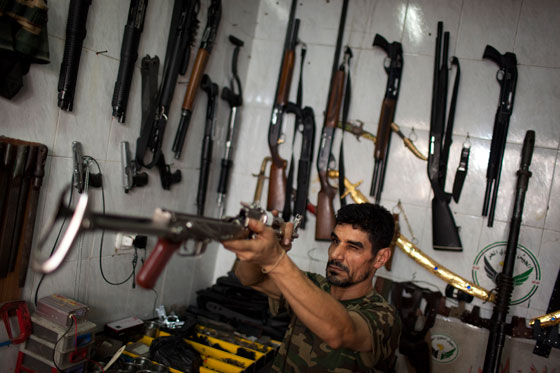 القذائف الصاروخية والسيوف.. تجارة رائجة في مدينة حلب صورة رقم 2