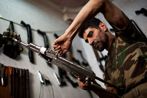 القذائف الصاروخية والسيوف.. تجارة رائجة في مدينة حلب صورة رقم 3