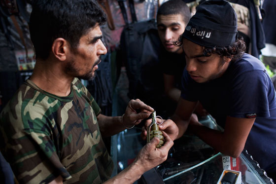 القذائف الصاروخية والسيوف.. تجارة رائجة في مدينة حلب صورة رقم 5