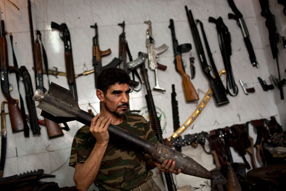 القذائف الصاروخية والسيوف.. تجارة رائجة في مدينة حلب صورة رقم 6