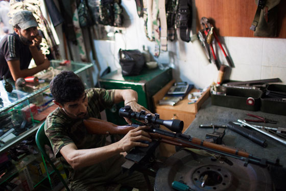 القذائف الصاروخية والسيوف.. تجارة رائجة في مدينة حلب صورة رقم 9