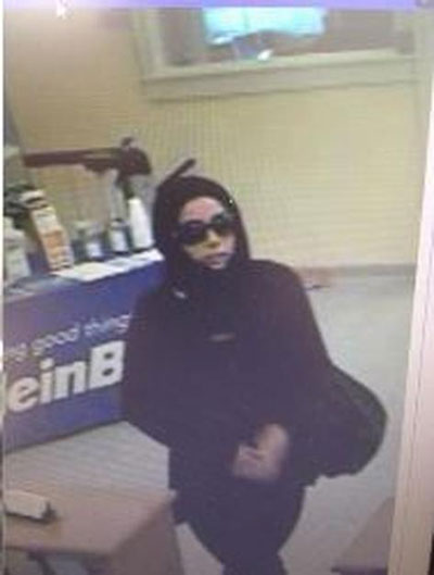 سعودية تحتفل بعيد ميلادها.. بسرقة بنك صورة رقم 4