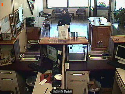 سعودية تحتفل بعيد ميلادها.. بسرقة بنك صورة رقم 5