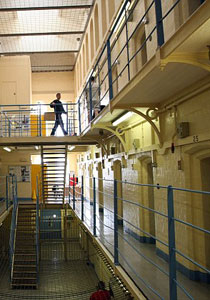 الام ساعدت زوجها السجين.. في اغتصابه لابنها الصغير  صورة رقم 1