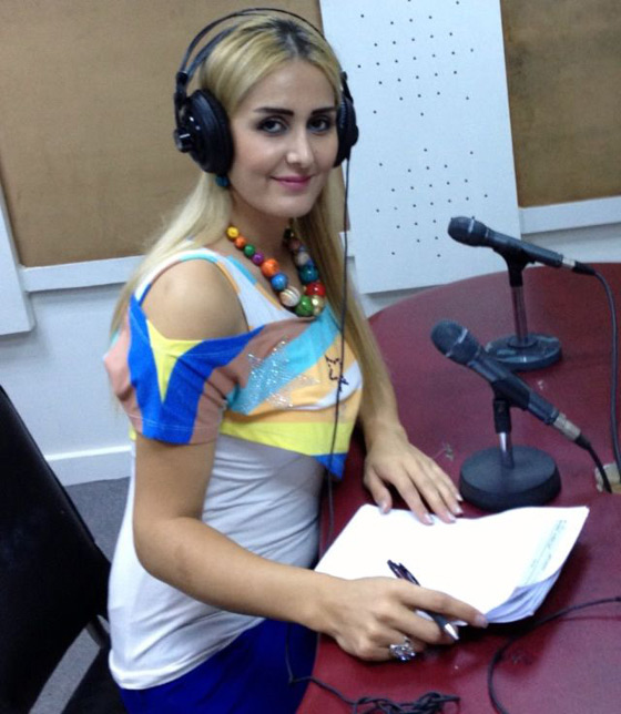 مذيعة تلفزيون سوري ترتدي البزة العسكرية وتشهر السلاح صورة رقم 1