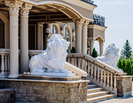 صور:زوجان يبنيان قصراً ملكياً لزفافهما ويبيعاه بعد ثلاثة أشهر صورة رقم 1