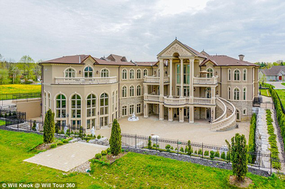 صور:زوجان يبنيان قصراً ملكياً لزفافهما ويبيعاه بعد ثلاثة أشهر صورة رقم 3