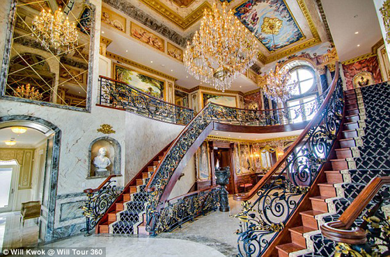 صور:زوجان يبنيان قصراً ملكياً لزفافهما ويبيعاه بعد ثلاثة أشهر صورة رقم 4