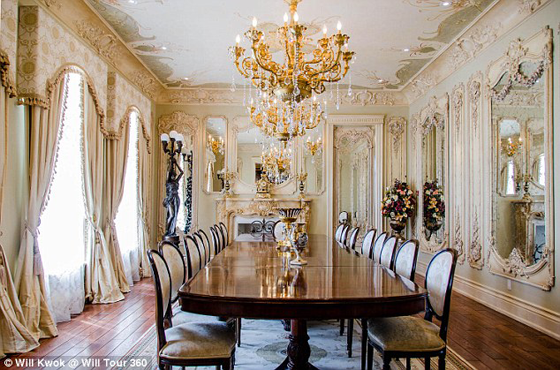 صور:زوجان يبنيان قصراً ملكياً لزفافهما ويبيعاه بعد ثلاثة أشهر صورة رقم 6