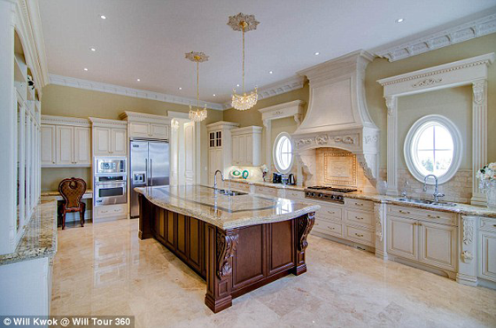 صور:زوجان يبنيان قصراً ملكياً لزفافهما ويبيعاه بعد ثلاثة أشهر صورة رقم 7