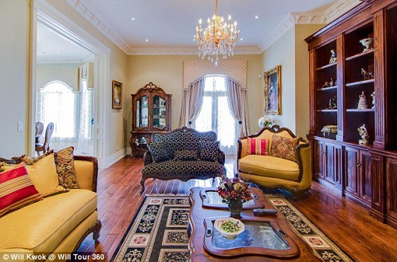 صور:زوجان يبنيان قصراً ملكياً لزفافهما ويبيعاه بعد ثلاثة أشهر صورة رقم 8