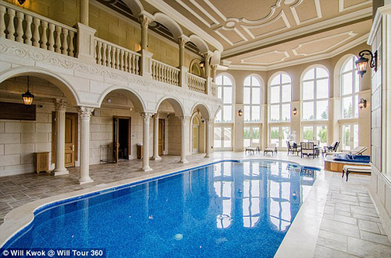 صور:زوجان يبنيان قصراً ملكياً لزفافهما ويبيعاه بعد ثلاثة أشهر صورة رقم 10