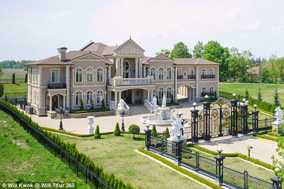 صور:زوجان يبنيان قصراً ملكياً لزفافهما ويبيعاه بعد ثلاثة أشهر صورة رقم 11