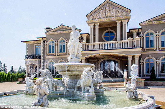 صور:زوجان يبنيان قصراً ملكياً لزفافهما ويبيعاه بعد ثلاثة أشهر صورة رقم 12