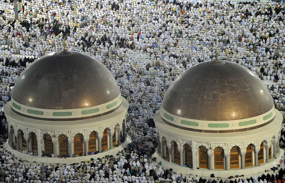 بالصور.. ملايين الحجاج تنتشر في الديار المقدسة صورة رقم 3