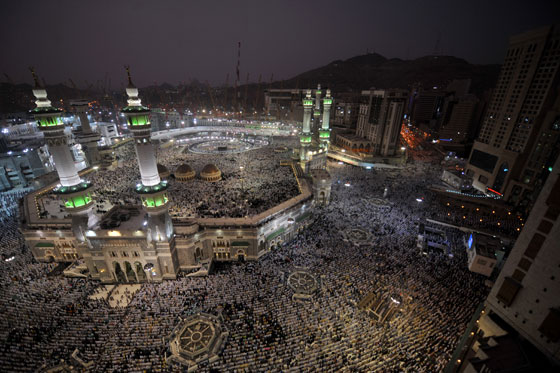 بالصور.. ملايين الحجاج تنتشر في الديار المقدسة صورة رقم 11