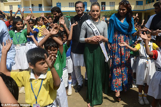 الشرطة الهندية تحقق بصورة لملكة جمال الكون لا تحترم تاج محل صورة رقم 3