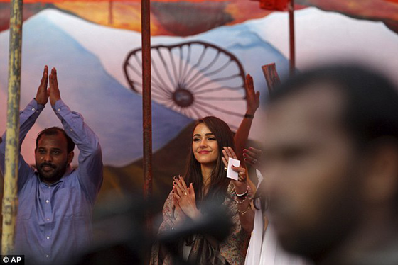 الشرطة الهندية تحقق بصورة لملكة جمال الكون لا تحترم تاج محل صورة رقم 4