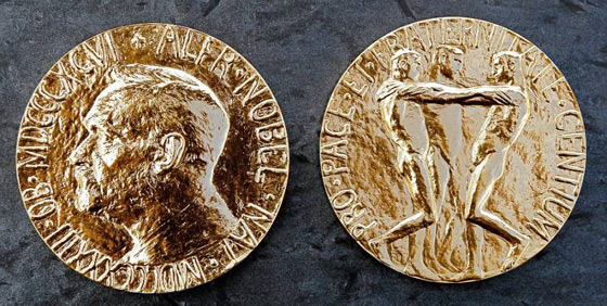 محرج.. جائزة نوبل محفور عليها رجال تبرز اعضاؤهم التناسلية صورة رقم 1