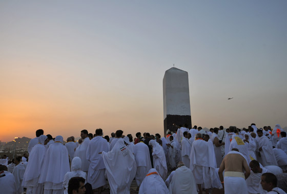 مليون ونصف المليون حاج يقفون على صعيد عرفات صورة رقم 1