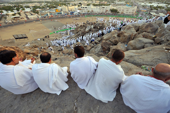 مليون ونصف المليون حاج يقفون على صعيد عرفات صورة رقم 2