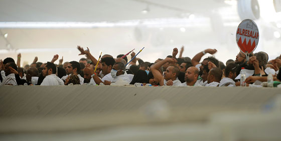 صور للحجاج وهم يرمون الجمرات صورة رقم 2 صور للحجاج وهم يرمون الجمرات صورة رقم 2