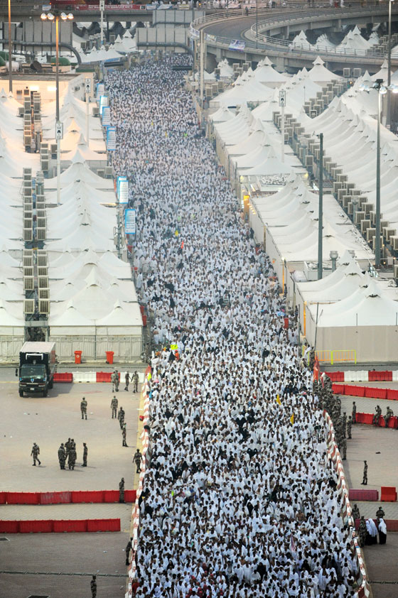 صور للحجاج وهم يرمون الجمرات صورة رقم 7 صور للحجاج وهم يرمون الجمرات صورة رقم 7