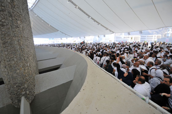 صور للحجاج وهم يرمون الجمرات صورة رقم 12 صور للحجاج وهم يرمون الجمرات صورة رقم 12