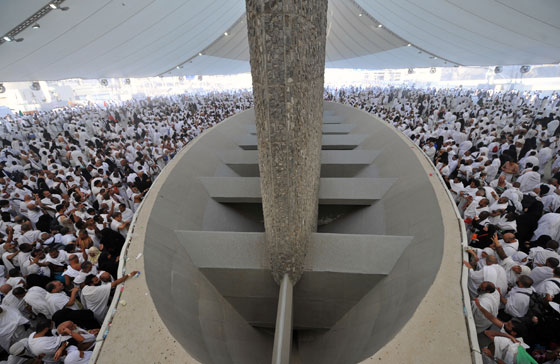 صور للحجاج وهم يرمون الجمرات صورة رقم 13 صور للحجاج وهم يرمون الجمرات صورة رقم 13