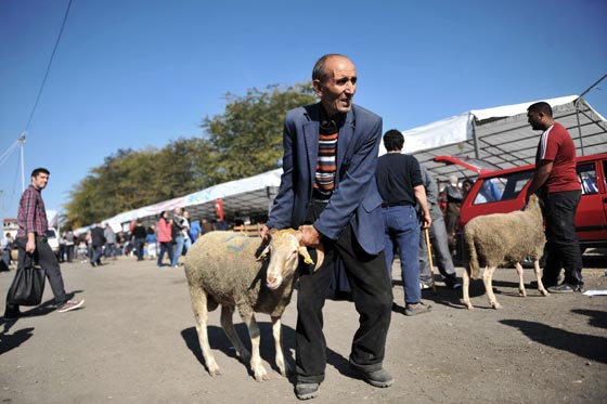 بالصور.. شاهدوا احتفالات شعوب العالم بعيد الاضحى صورة رقم 63